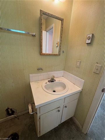 1674 Village Place, Winston-salem, NC 27127