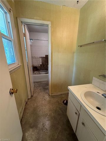 1674 Village Place, Winston-salem, NC 27127