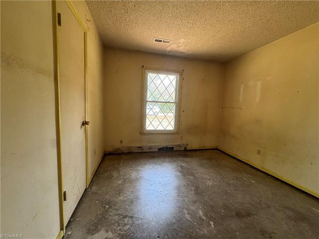 1674 Village Place, Winston-salem, NC 27127