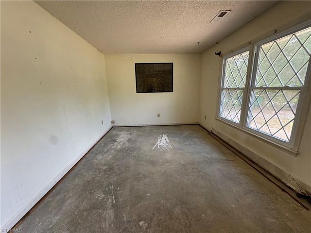 1674 Village Place, Winston-salem, NC 27127
