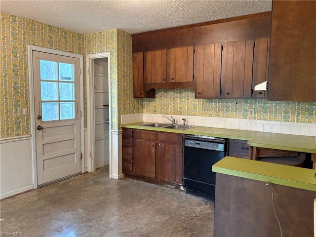 1674 Village Place, Winston-salem, NC 27127