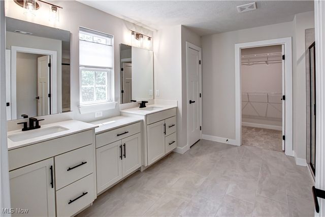 6035 Woodland Bend Drive, North Royalton, OH 44133