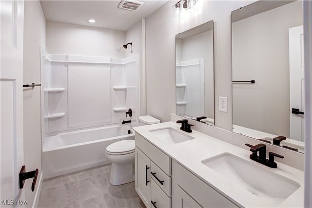 6035 Woodland Bend Drive, North Royalton, OH 44133