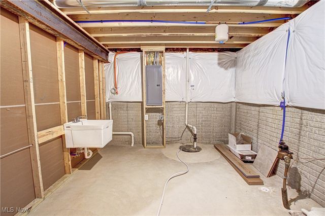 6035 Woodland Bend Drive, North Royalton, OH 44133