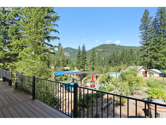 11 EDGEWATER Dr, Carson, WA 98610