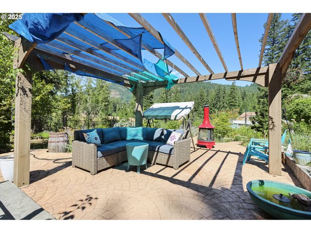 11 EDGEWATER Dr, Carson, WA 98610