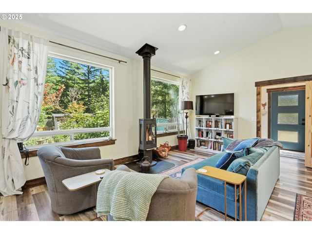 11 EDGEWATER Dr, Carson, WA 98610