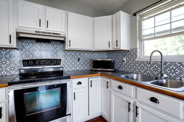 10850 W Dora Ct, Wichita, KS 67209