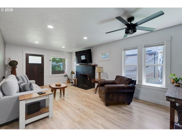 807 S PEARL St, Centralia, WA 98531