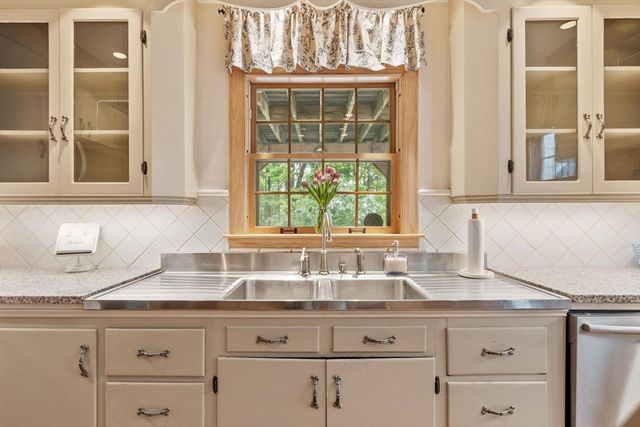 289 Sterling Rd, Lancaster, MA 01523