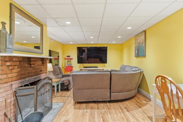 289 Sterling Rd, Lancaster, MA 01523