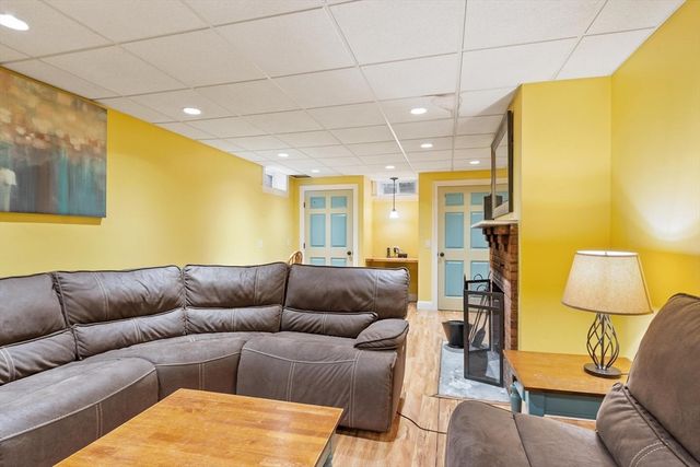 289 Sterling Rd, Lancaster, MA 01523