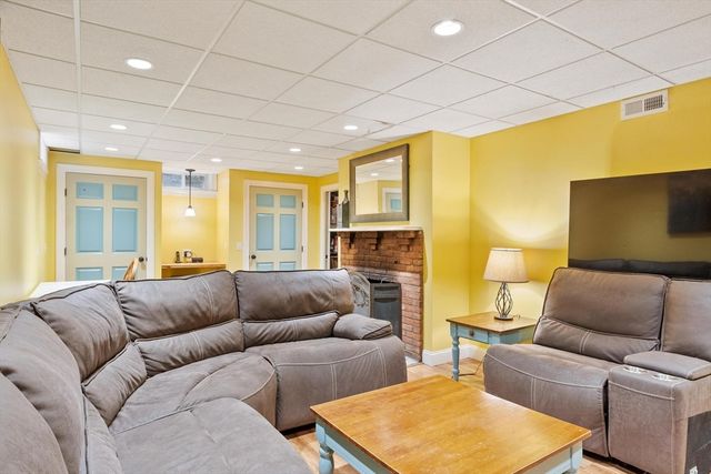 289 Sterling Rd, Lancaster, MA 01523