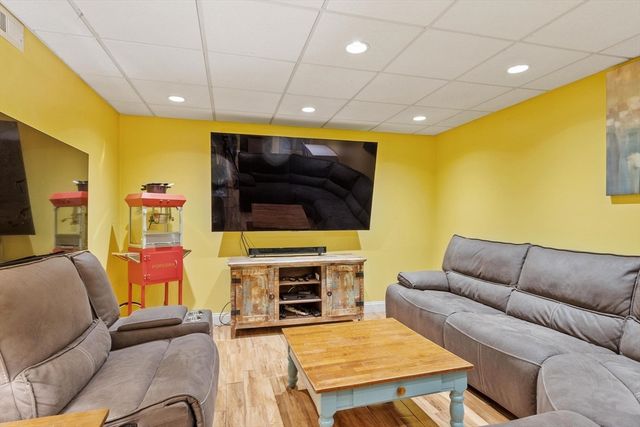 289 Sterling Rd, Lancaster, MA 01523