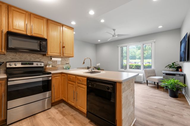 1 Renaissance Place 8GF, Palatine, IL 60067