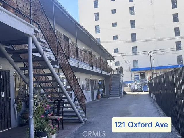 121 S Oxford, Los Angeles, CA 90004