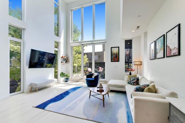2025 W CRYSTAL Street 3, Chicago, IL 60622