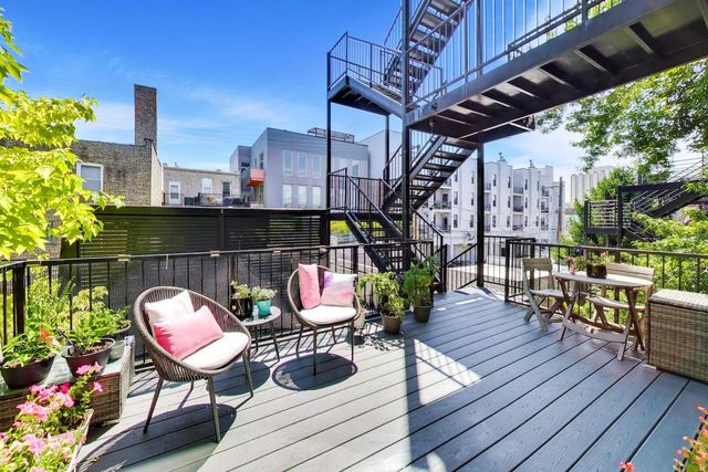 2025 W CRYSTAL Street 3, Chicago, IL 60622