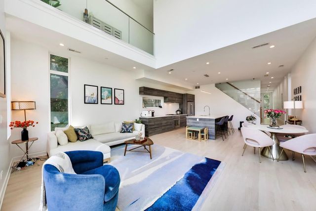 2025 W CRYSTAL Street 3, Chicago, IL 60622