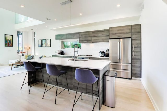 2025 W CRYSTAL Street 3, Chicago, IL 60622