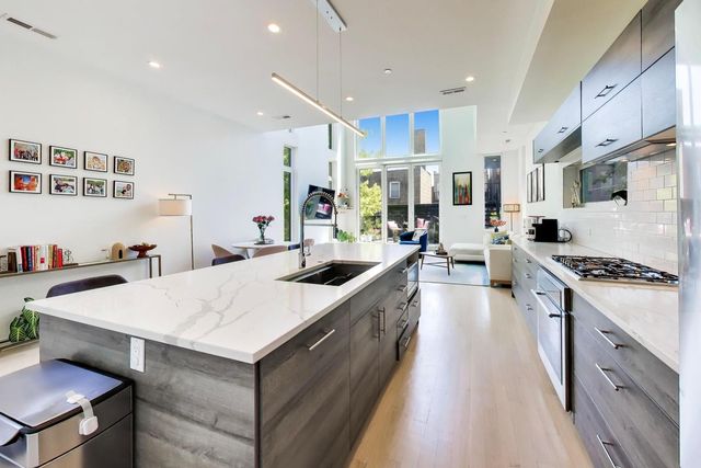 2025 W CRYSTAL Street 3, Chicago, IL 60622