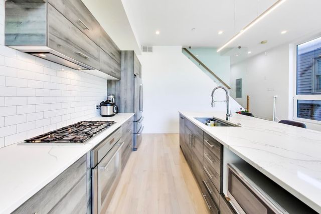 2025 W CRYSTAL Street 3, Chicago, IL 60622