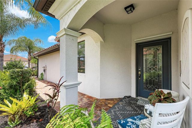 1427 Oceania DR S, Naples, FL 34113