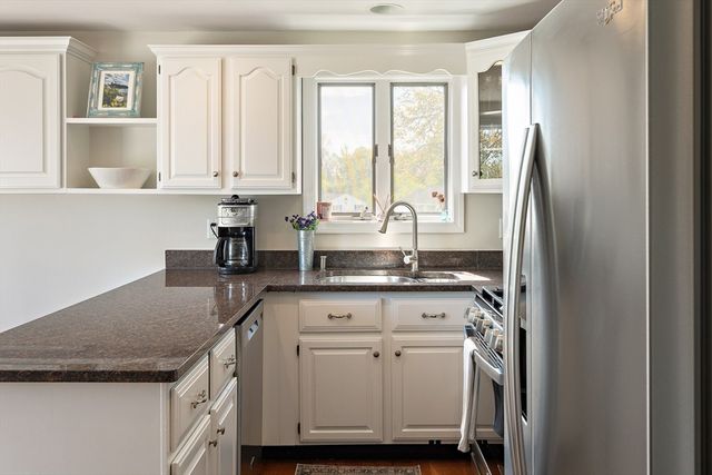 18 Nob Way, Lowell, MA 01852