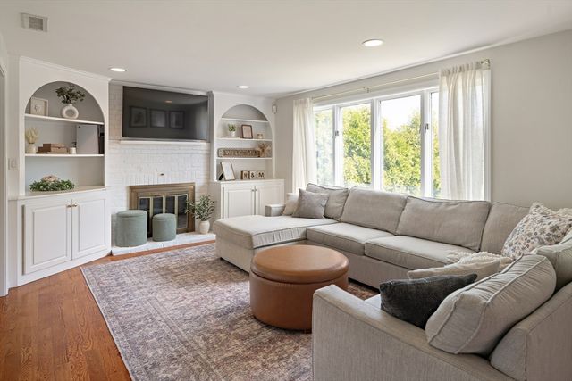 18 Nob Way, Lowell, MA 01852