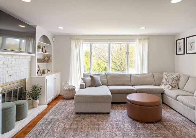 18 Nob Way, Lowell, MA 01852