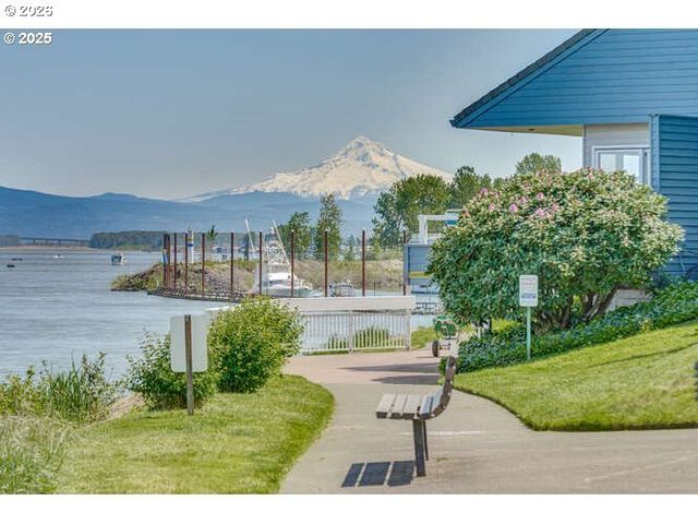 81 N HAYDEN BAY Dr, Portland, OR 97217