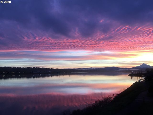 81 N HAYDEN BAY Dr, Portland, OR 97217