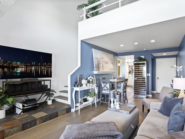 81 N HAYDEN BAY Dr, Portland, OR 97217