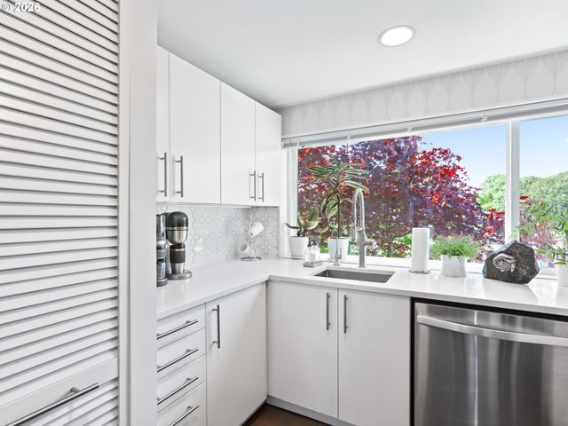 81 N HAYDEN BAY Dr, Portland, OR 97217