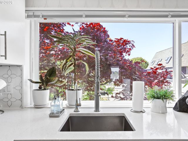 81 N HAYDEN BAY Dr, Portland, OR 97217