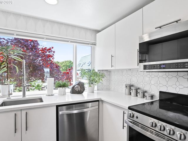 81 N HAYDEN BAY Dr, Portland, OR 97217