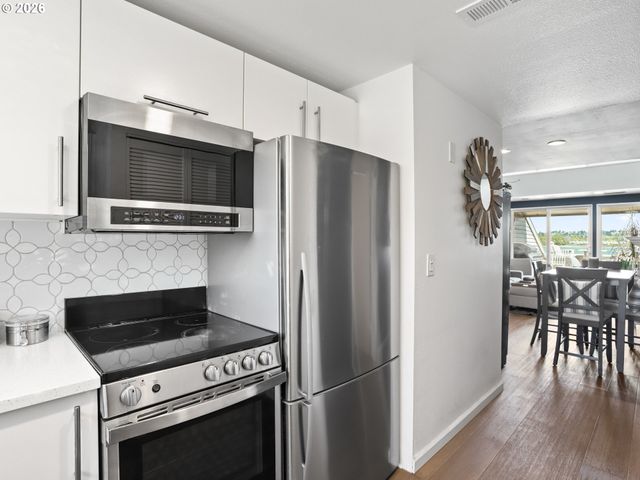 81 N HAYDEN BAY Dr, Portland, OR 97217