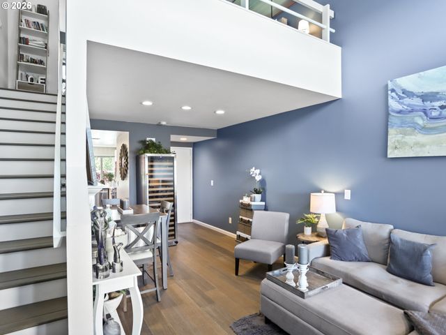 81 N HAYDEN BAY Dr, Portland, OR 97217