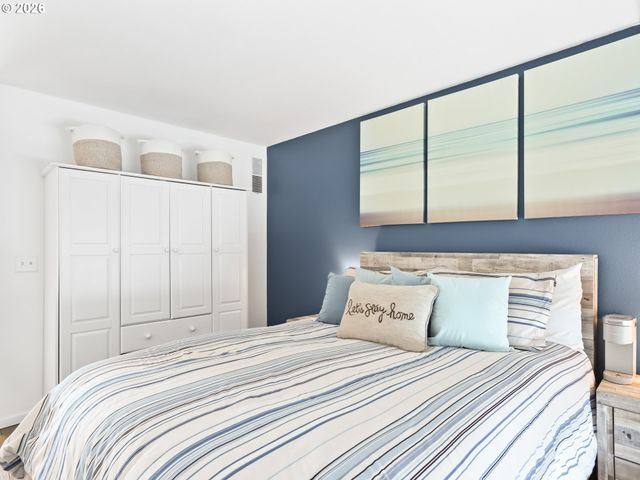 81 N HAYDEN BAY Dr, Portland, OR 97217