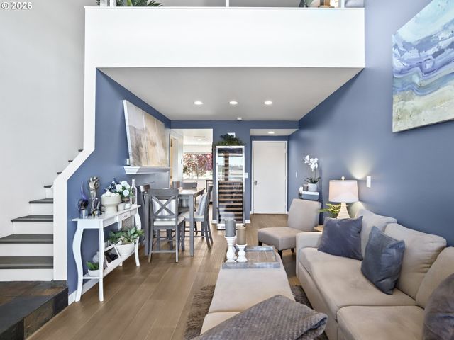 81 N HAYDEN BAY Dr, Portland, OR 97217