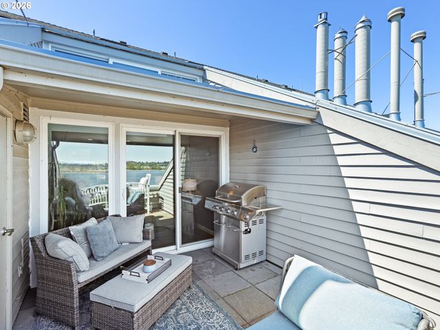 81 N HAYDEN BAY Dr, Portland, OR 97217