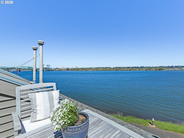 81 N HAYDEN BAY Dr, Portland, OR 97217