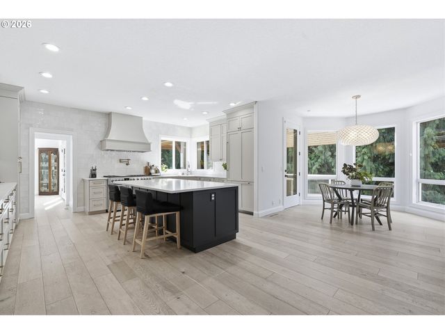26500 Sw PETES MOUNTAIN Rd, West Linn, OR 97068