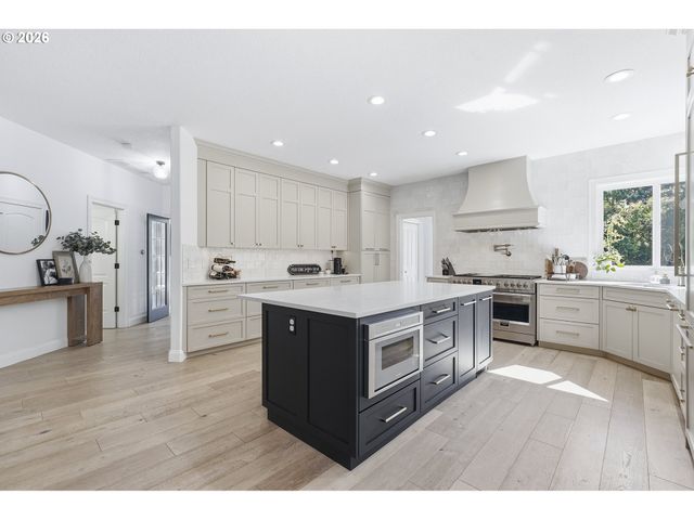 26500 Sw PETES MOUNTAIN Rd, West Linn, OR 97068