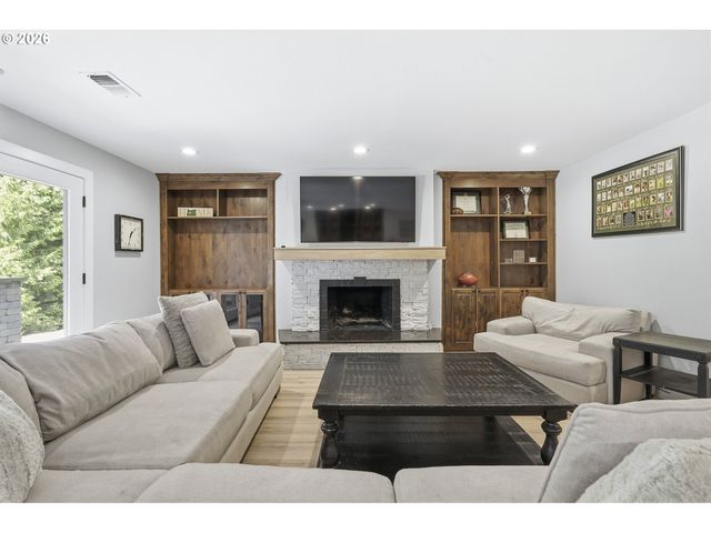 26500 Sw PETES MOUNTAIN Rd, West Linn, OR 97068