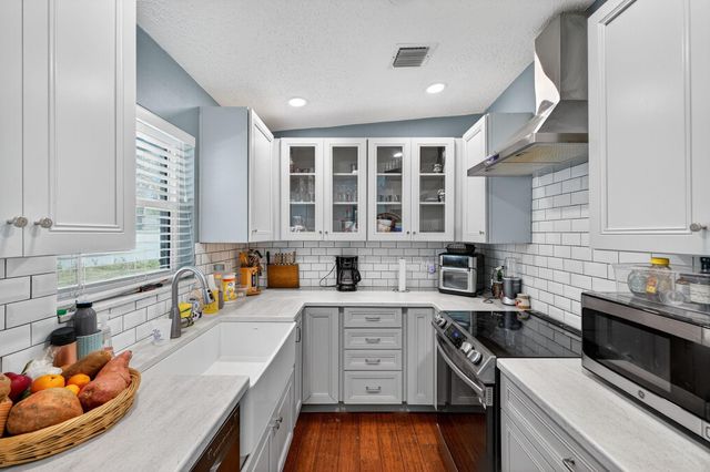 300 SW 25th Ave, Fort Lauderdale, FL 33312