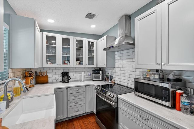 300 SW 25th Ave, Fort Lauderdale, FL 33312