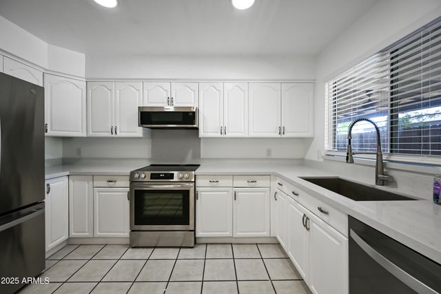 5833 W JOHN CABOT Road, Glendale, AZ 85308
