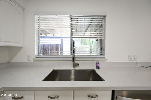 5833 W JOHN CABOT Road, Glendale, AZ 85308