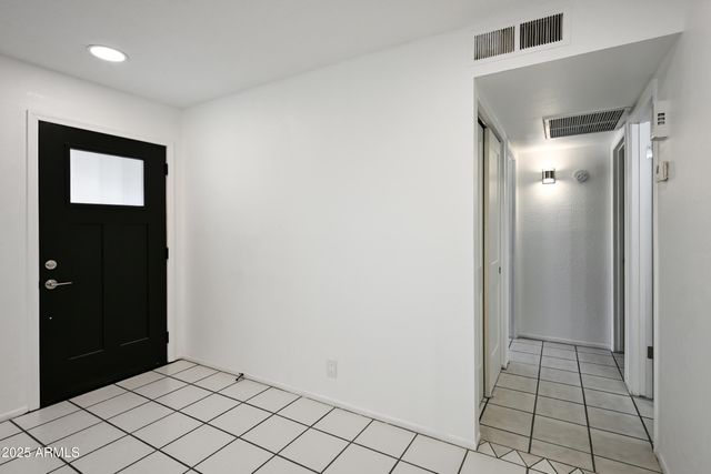 5833 W JOHN CABOT Road, Glendale, AZ 85308